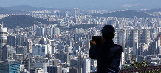 사진은 남산 N서울타워에서 바라본 서울 시내 아파트. <연합뉴스>